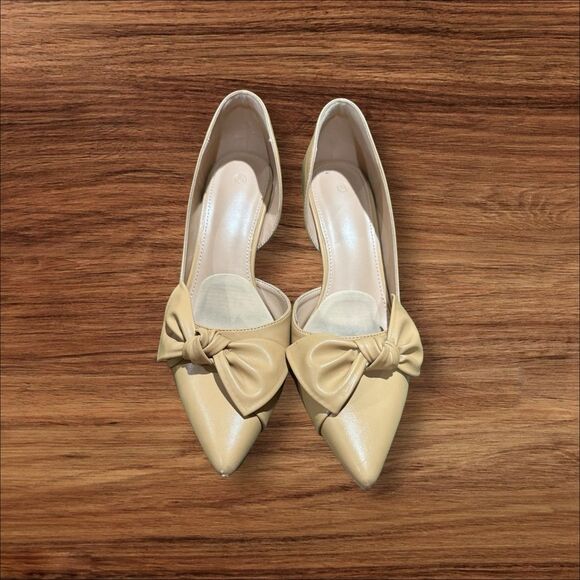 Beige Pump with Bow, Size 8 1/2. - Picture 1 of 7